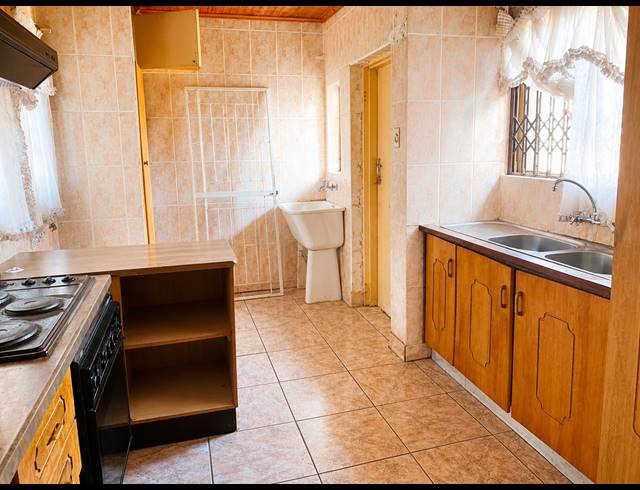3 BEDROOM HOUSE FOR SALE IN VANDERBIJLPARK SE 6
